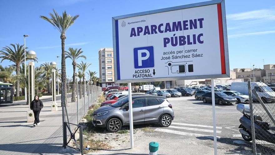 Los terrenos donde irá el futuro Palacio de Congresos en Elche, y que en estos momentos se utiliza como aparcamiento.