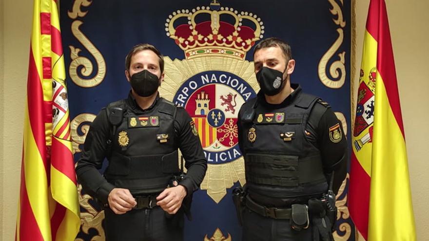 Dos policías salvan la vida "in extremis" a un hombre que iba a precipitarse desde un puente en Zaragoza