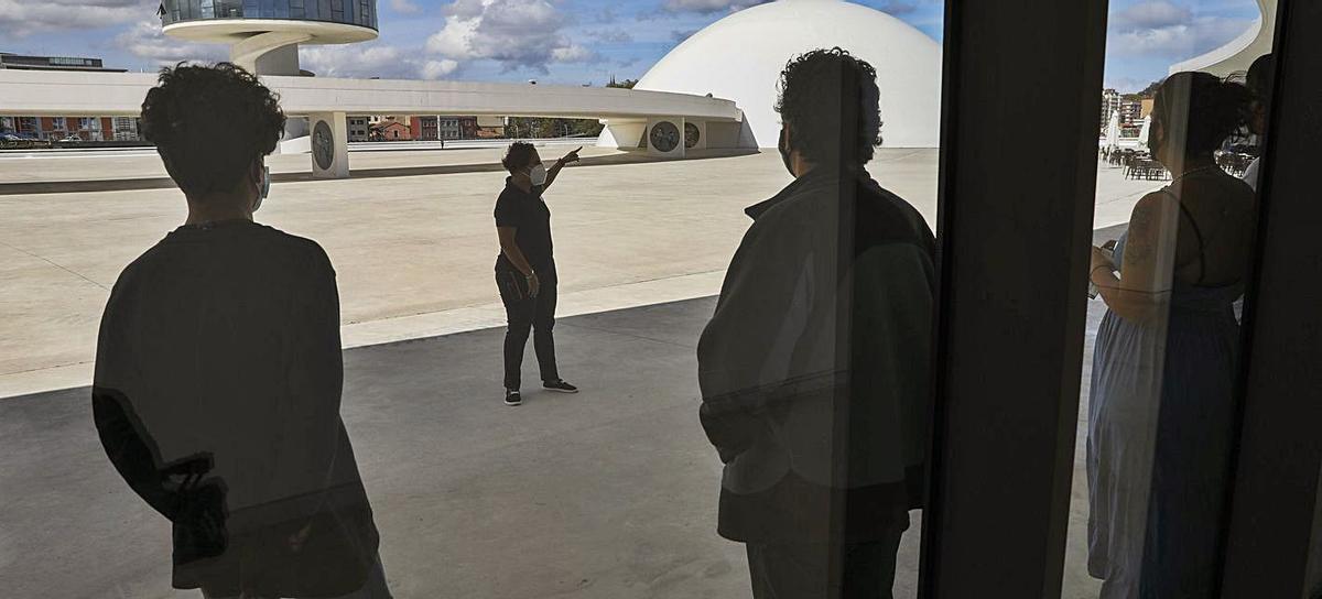 Un grupo espera para realizar una visita guiada en la plaza del Centro Niemeyer, que será nombrada como Plaza Internacional de la Poesía. | R. Solís