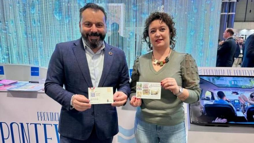 Paco Ferreira y Rocío Goberna, con las postales, en Fitur.