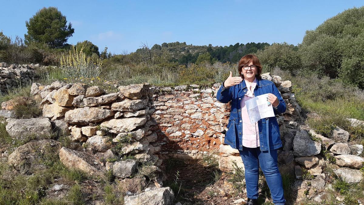 La concejala de Agricultura, Inma Díaz, en uno de los hornos de cal.