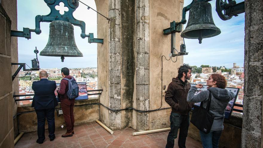 370 personas suben a la torre de la catedral de Badajoz en su primera semana abierta al público