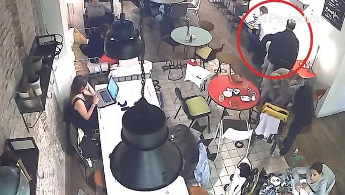Un carterista entra en una cafeteria de Barcelona, s’asseu darrere d’un client, simula que busca a la seva jaqueta però en realitat li roba la cartera a la víctima que té a l’esquena. 