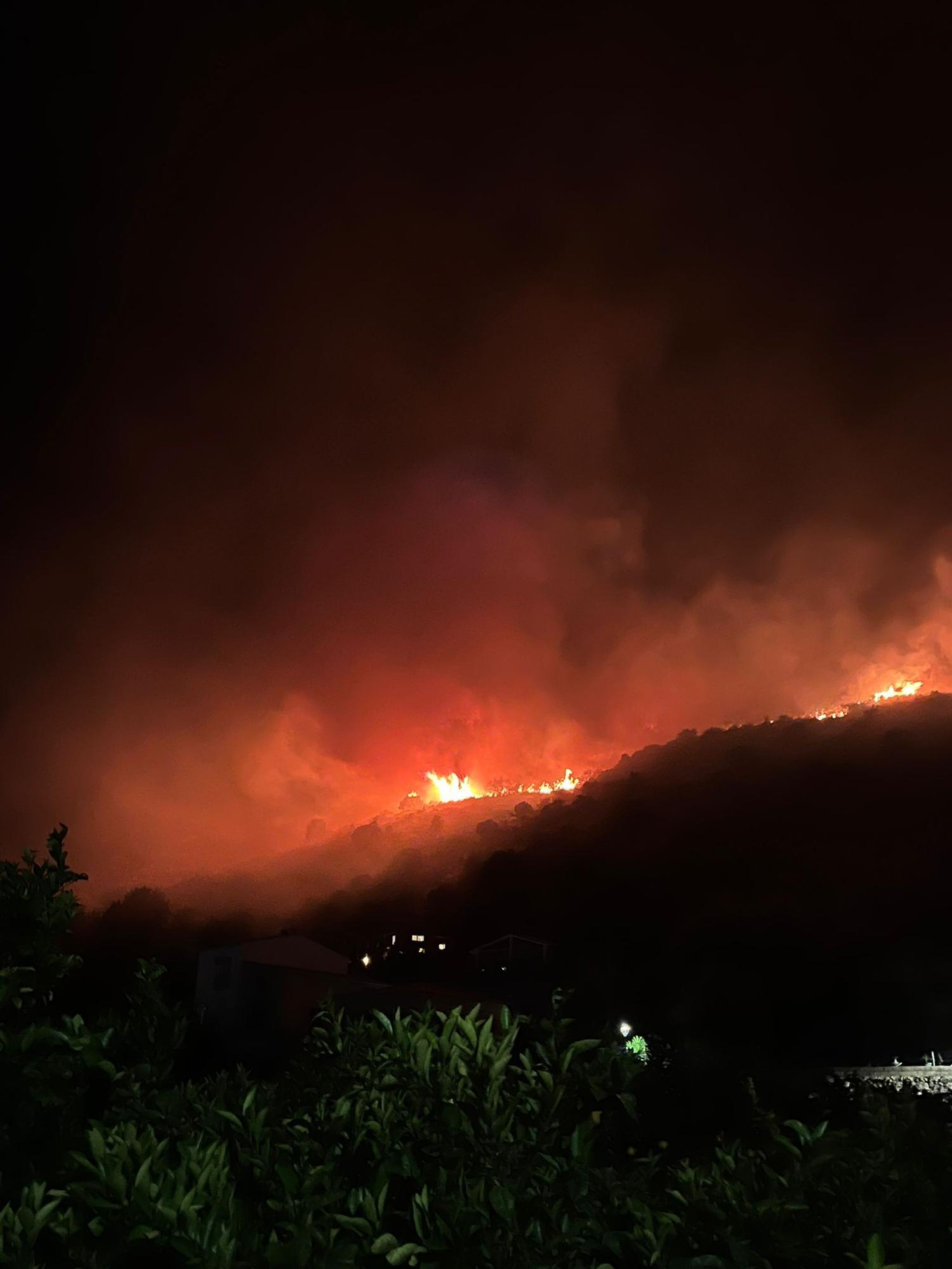 En vela y aterrados en Benimeli, el Ràfol y Sanet: "Tenemos el fuego encima de nuestras casas"