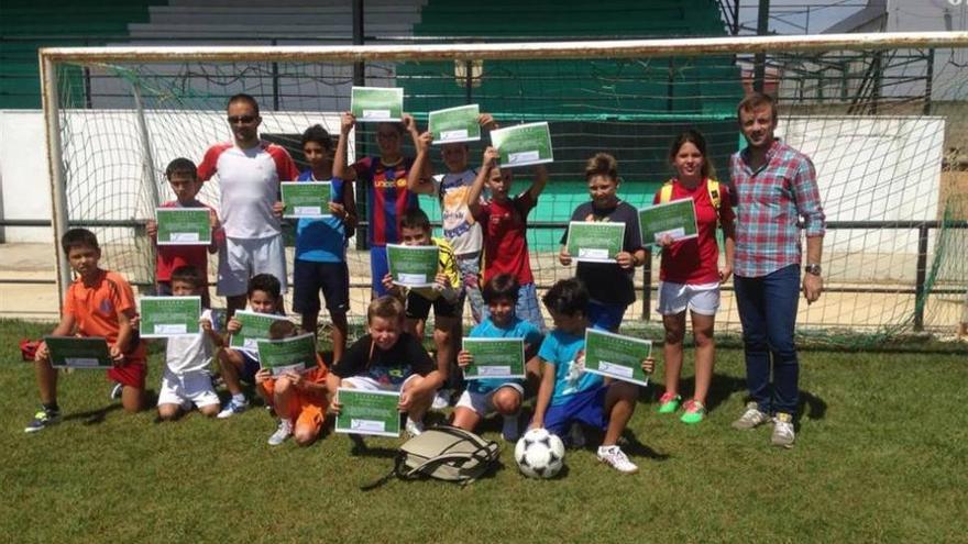 Diplomas a los participantes del campus de fútbol de Logrosán