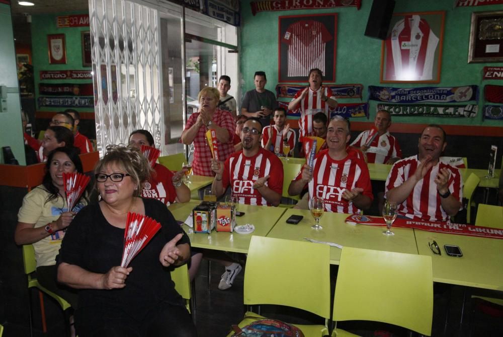 Aficionats del Girona seguint el partit contra el Còrdova