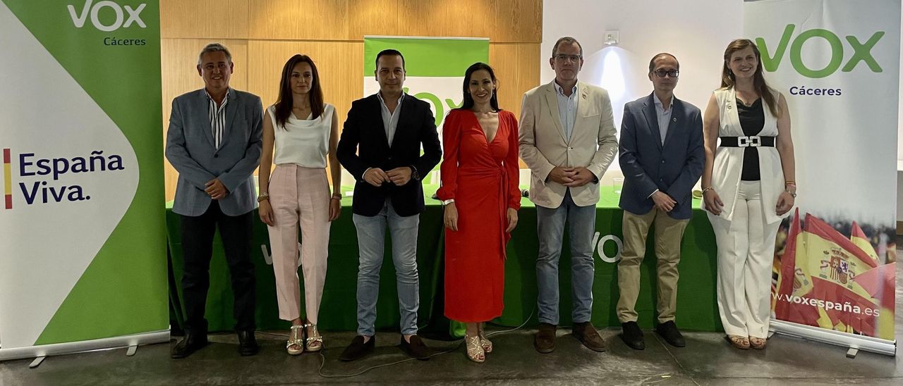 Integrantes de la lista electoral de Vox Cáceres al 28-M, esta tarde, en el Centro Cívico Raimundo Medina.