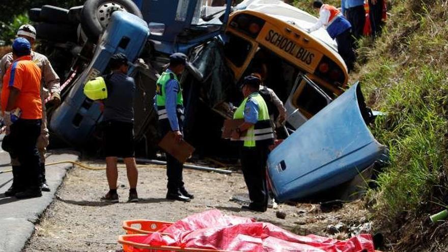 Una veintena de fallecidos y 38 heridos en un accidente de tráfico entre un camión y un autobús en Honduras
