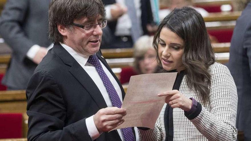 El president Puigdemont conversa con la líder de Ciudadanos, Inés Arrimadas. // Efe