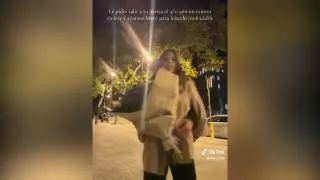 ¡Surrealista! Un chico le pide salir a su novia con un ramo de flores... ¡Y aparece Leo Messi!