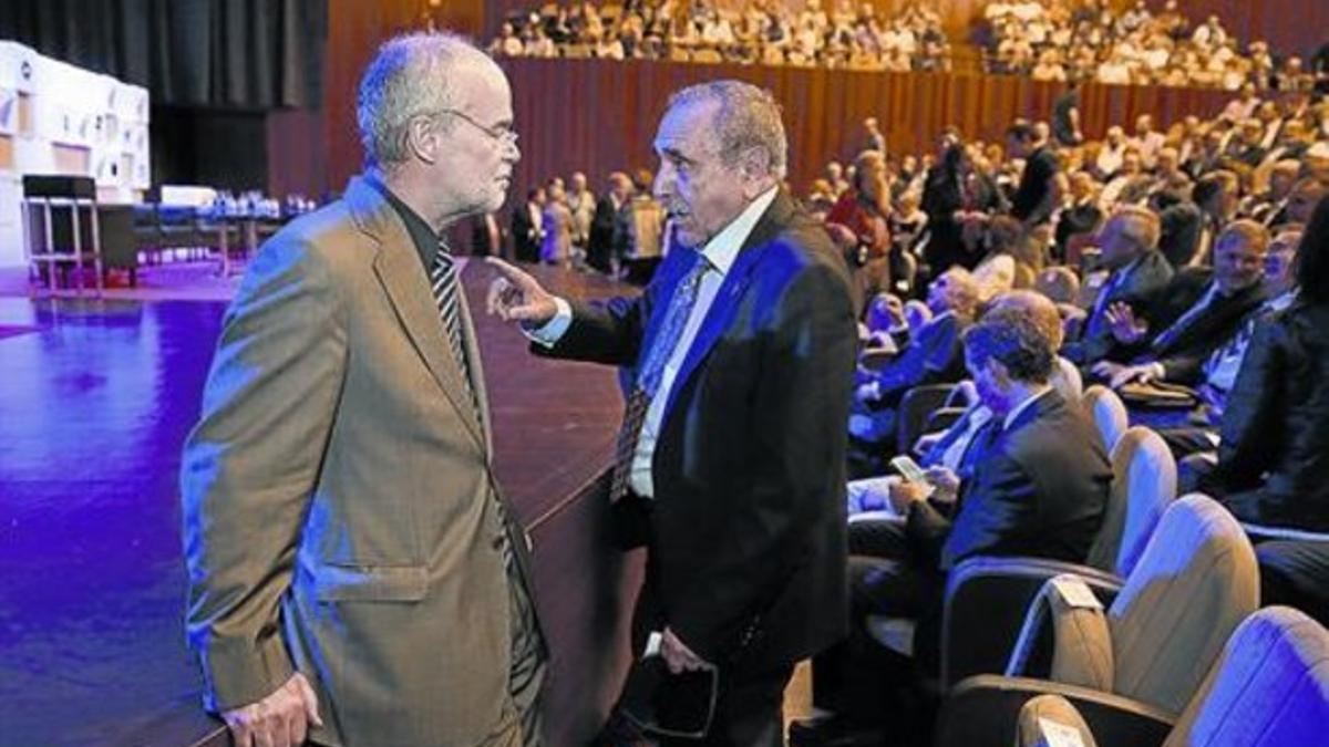 El 'exconseller' de Economia Antoni Castells (izquierda) conversa con el empresario Eliseu Climent.