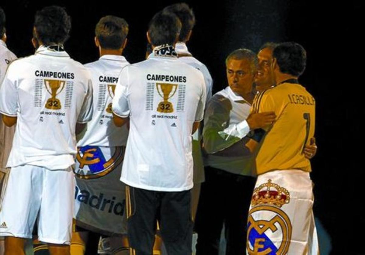 Mourinho i Casillas s’abracen fredament durant la celebració de la Lliga ahir a la nit al Bernabéu.