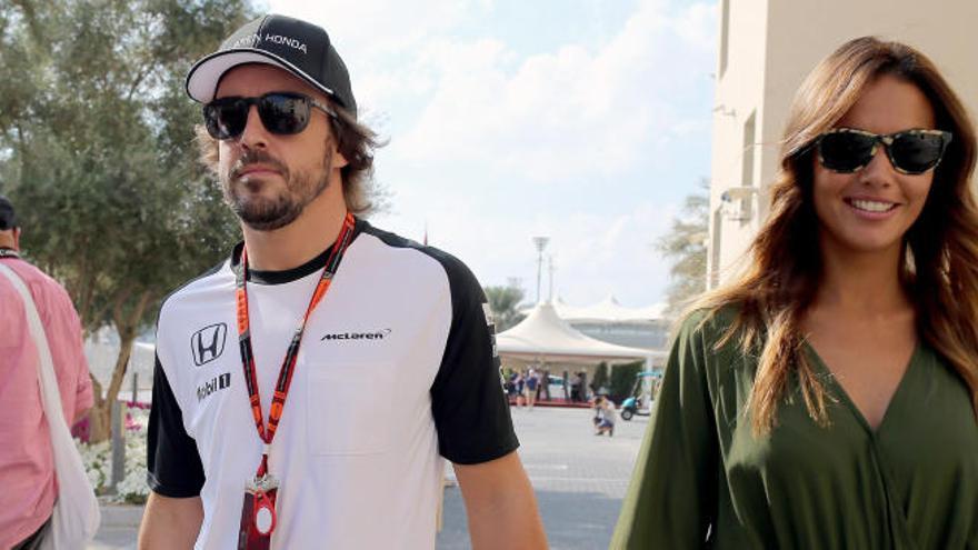 Fernando Alonso, con su pareja Lara Álvarez.