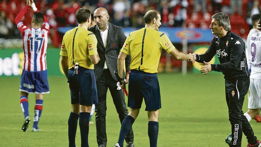 Abelardo habla con Mateu Lahoz tras el choque. j. j.