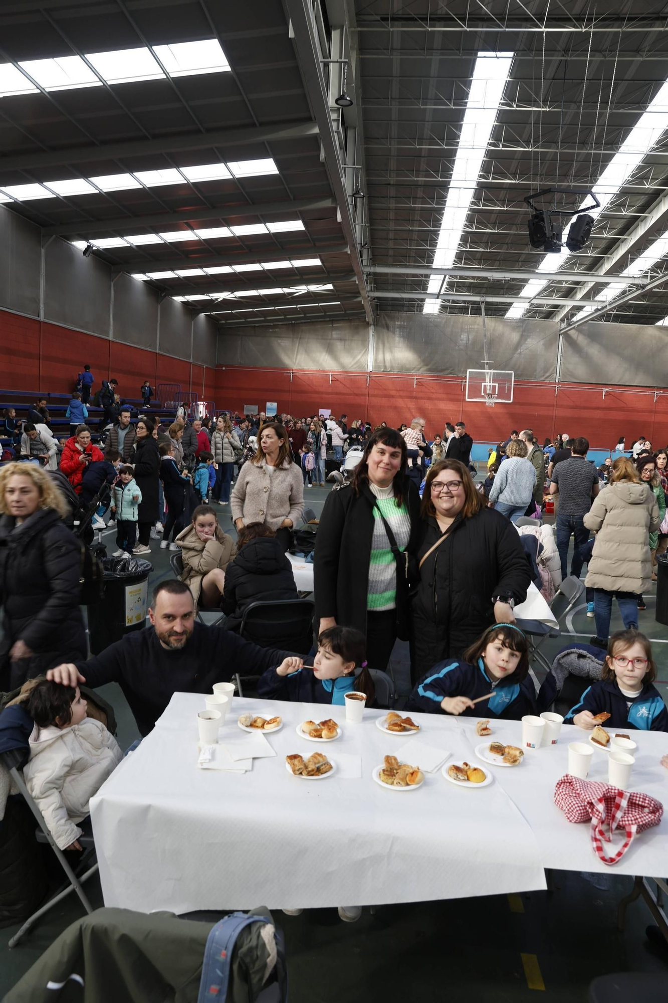 Así fue la merienda solidaria en los jesuitas de Gijón (en imágenes)