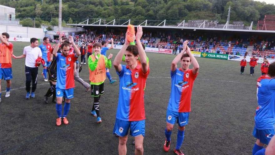 Los jugadores del Langreo festejan el pase ante el Alcalá en la primera eliminatoria de la pasada temporada.