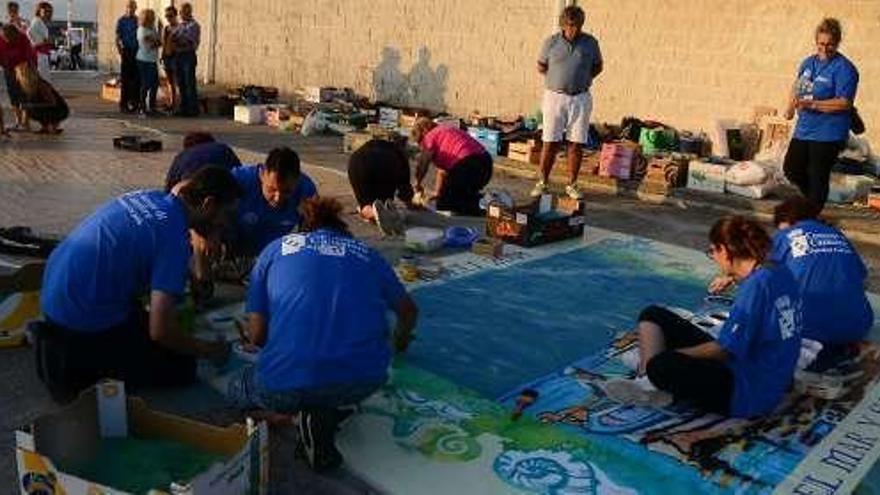 Los alfombristas empezaron a trabajar ayer en los diseños. // G.N.