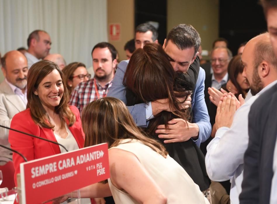 El presidente del Gobierno en funciones arropa a la candidata a la Alcaldía de A Coruña, Inés Rey.