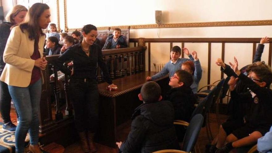 La alcaldesa de Marín atiende las peticiones de los alumnos del colegio Inmaculada. // S.A.