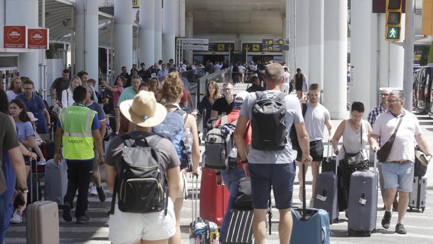 Frente común de Baleares y Canarias para volar con el descuento de residente con el equipaje de mano incluido