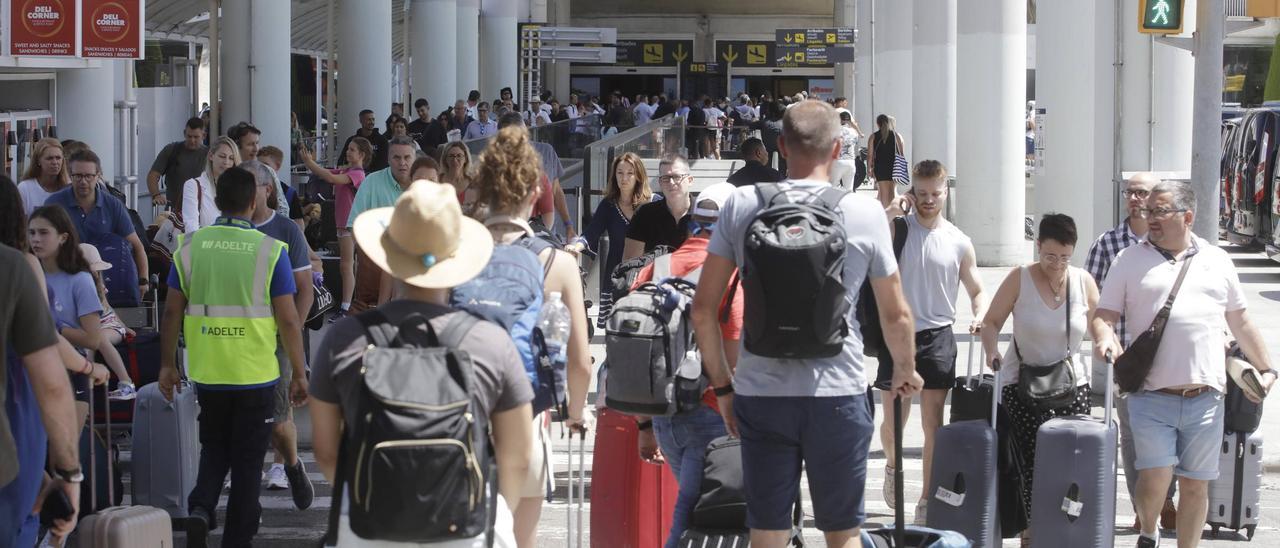 Pasajeros en el  aeropuerto de Palma, en una imagen de archivo.
