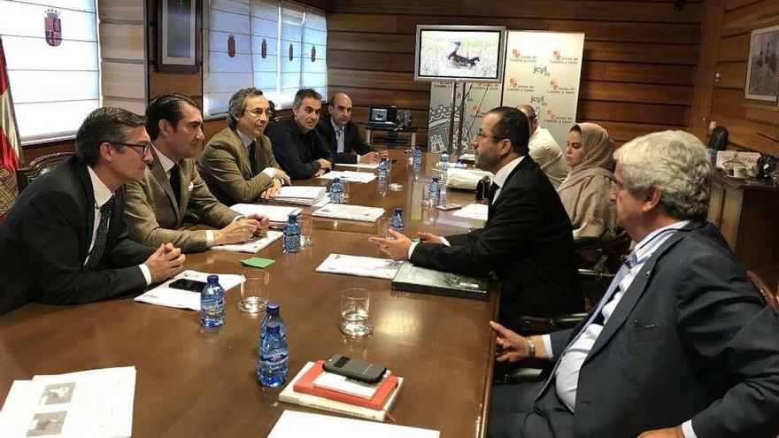 Reunión de representantes de la Consejería de Medio Ambiente y Abu-Dabi, ayer en Valladolid.