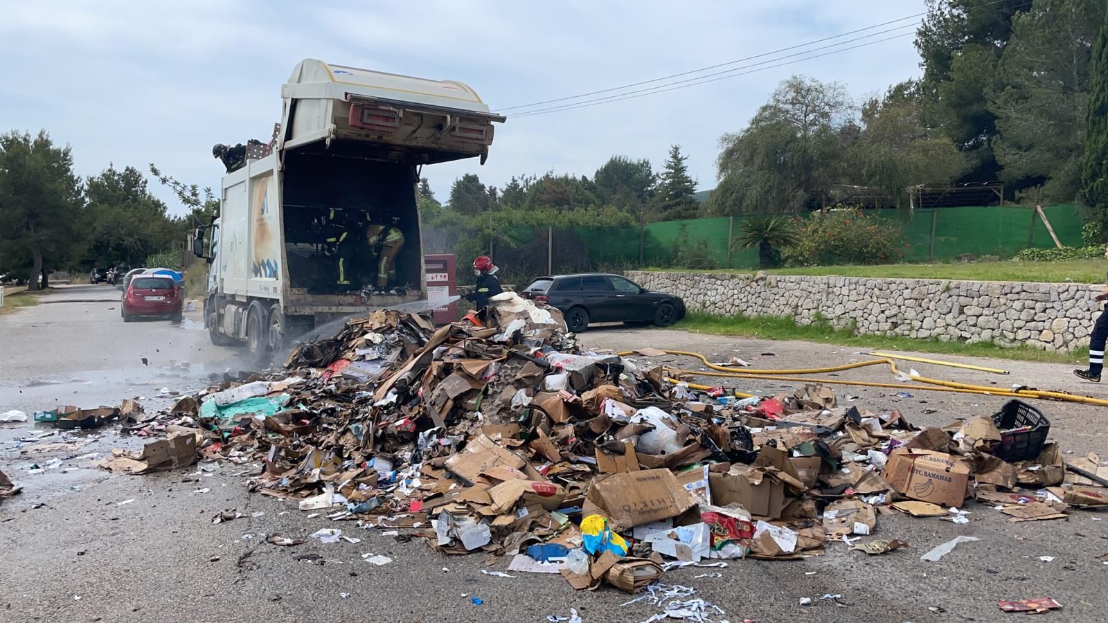 Arde un camión de la basura mientras recogía los residuos de papel en Ibiza