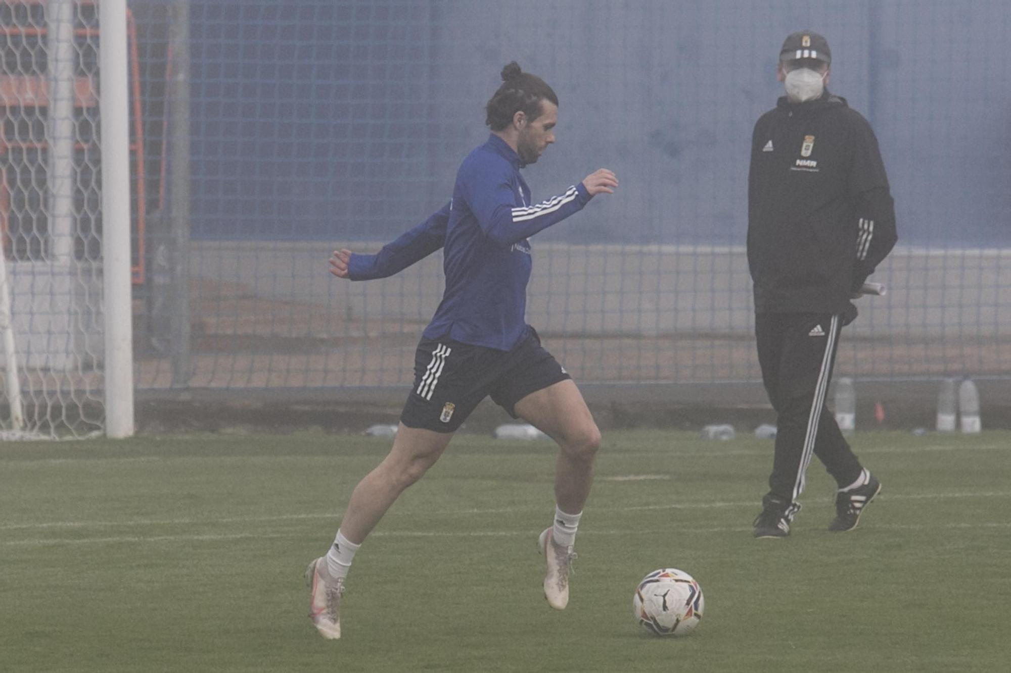 El entrenamiento del Oviedo en mitad de la niebla