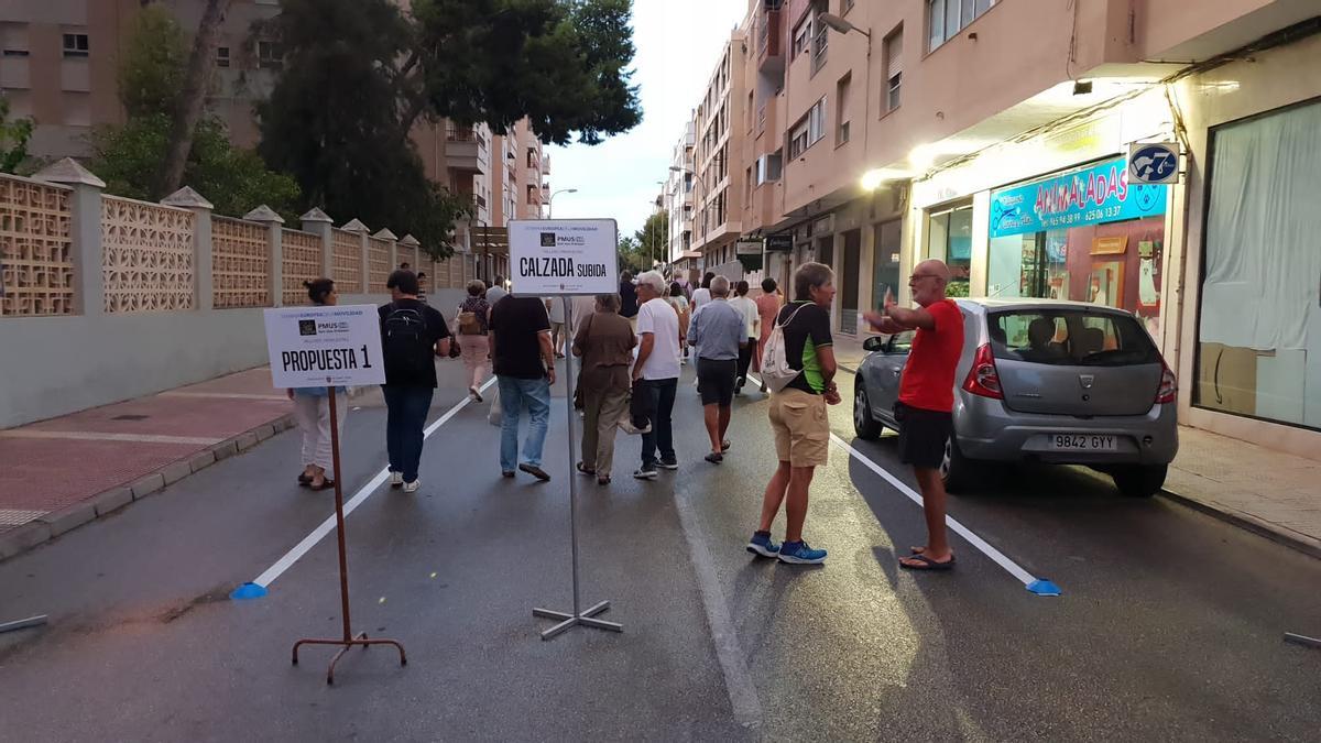 Los vecinos durante el taller urbano en la calle Cervantes.