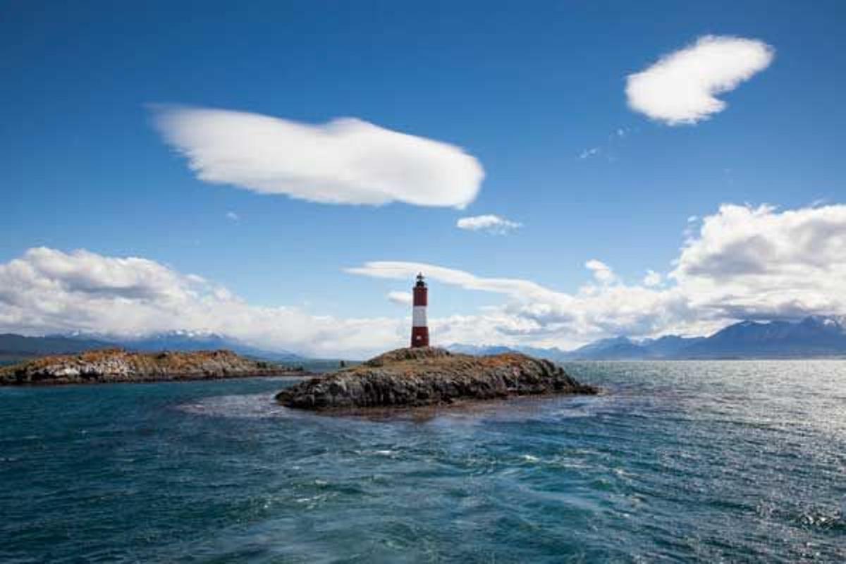 Faro sobre un islote en el Canal Beagle.
