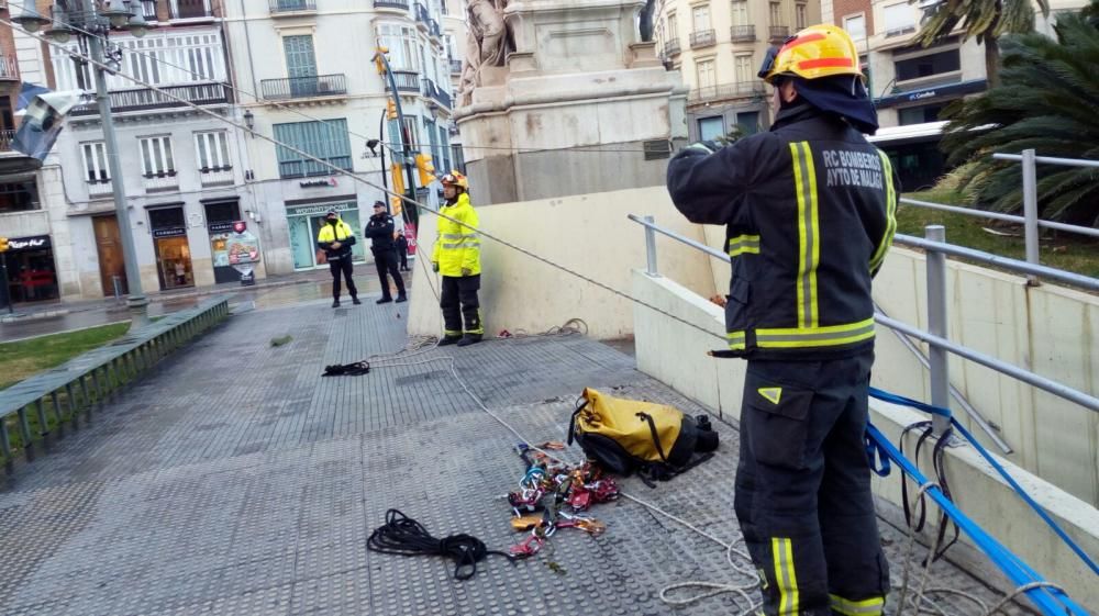 Actuaciones de los bomberos el pasado domingo a causa de la caída de mobiliario urbano a causa de las fuertes rachas de viento