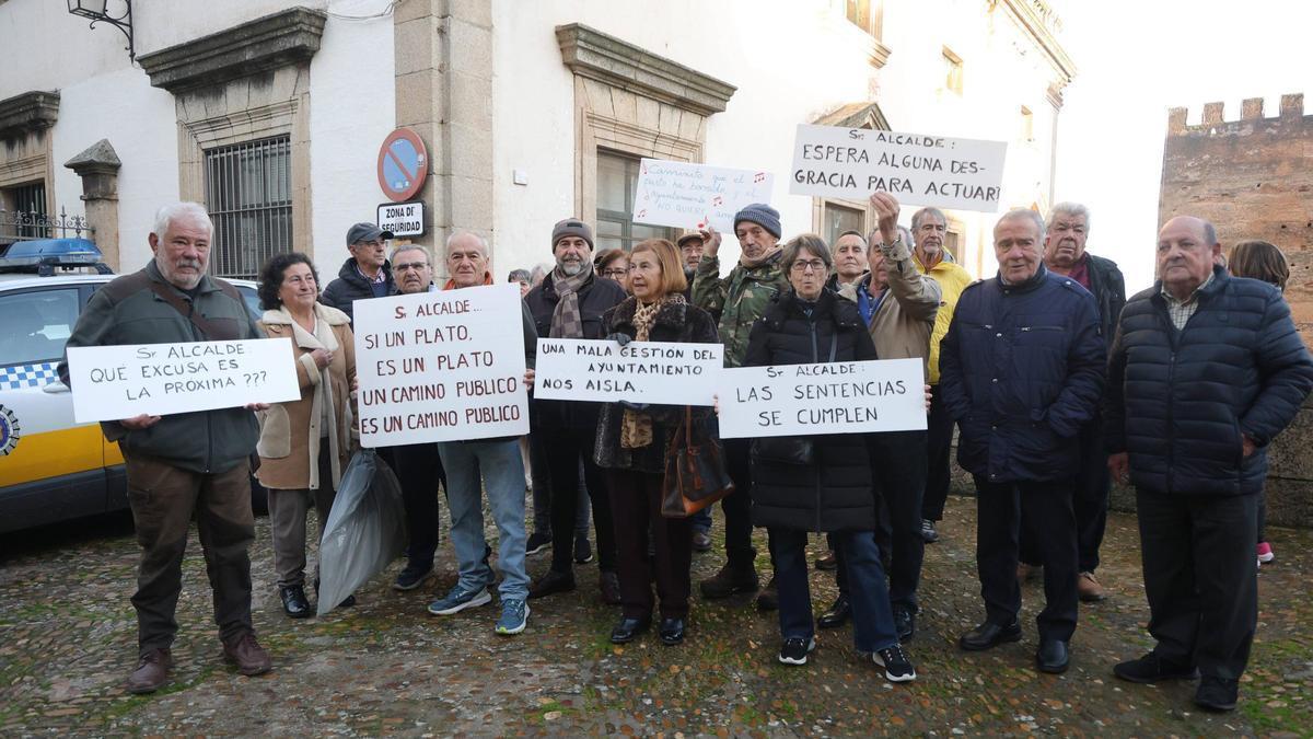 Protesta de los vecinos a las puertas del Ayuntamiento de Cáceres.