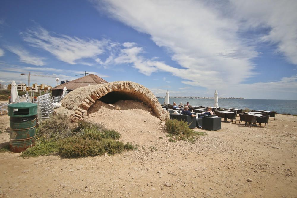 Restos del cuartel de carabineros ocupado por un chiringuito en Punta Prima de Torrevieja