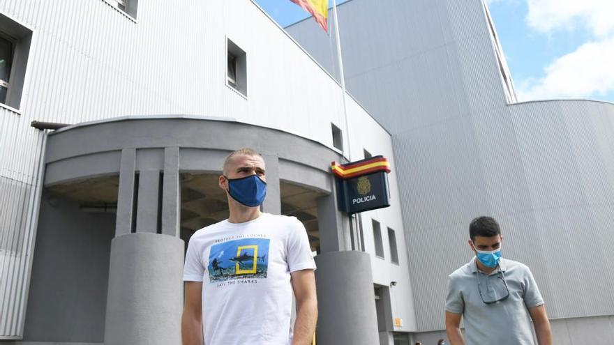 Álex Bergantiños frente al cuartel de Lonzas.