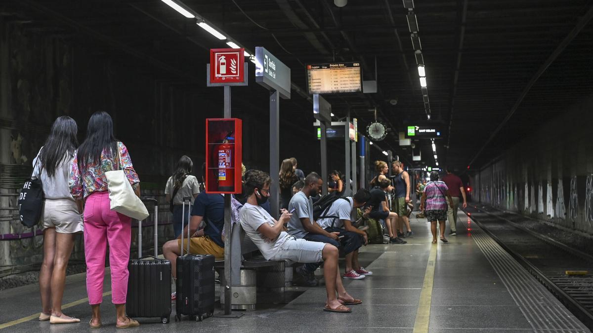 Imagen de archivo. Usuarios del servicio de Rodalies de Renfe aguardan en el andén de la estación de El Clot.