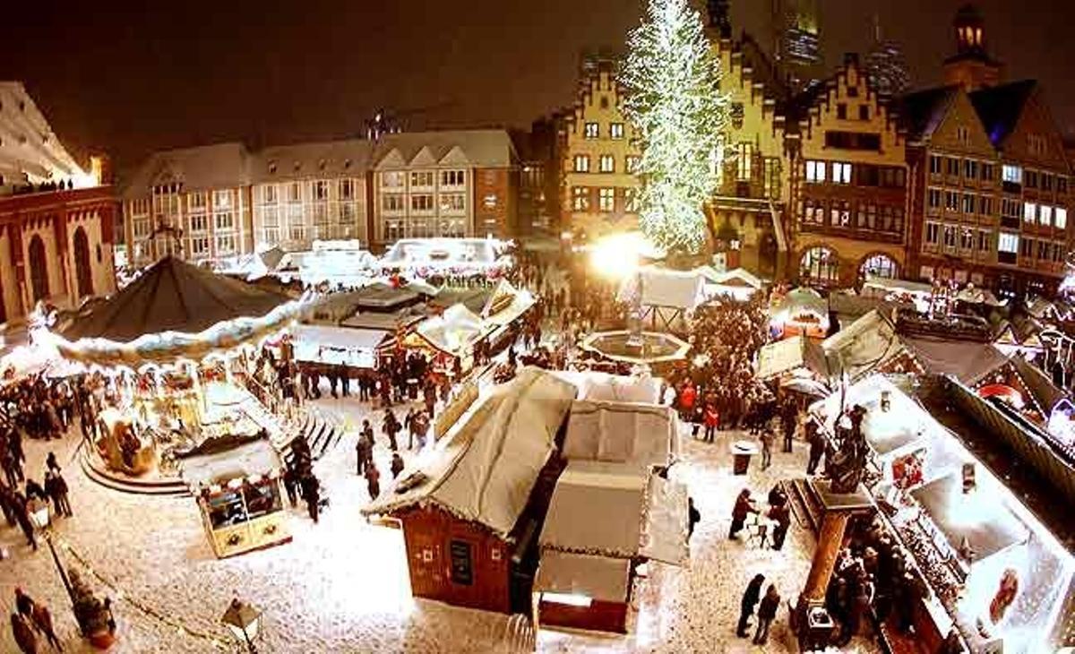 El tradicional Mercat de Nadal de Frankfurt (Alemanya) està cobert de neu després que ahir nevés a tot el país.