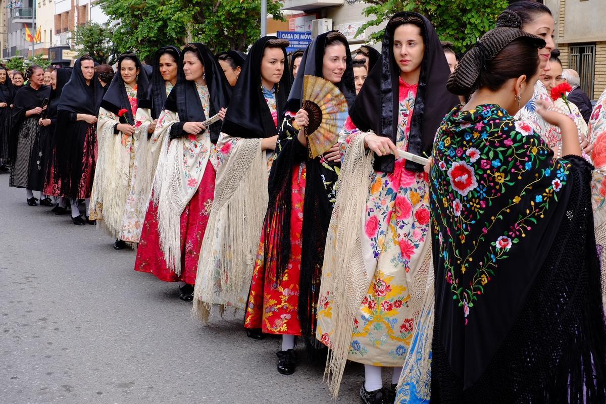 Mujeres ataviadas con el traje típico fragatino en el desfile.