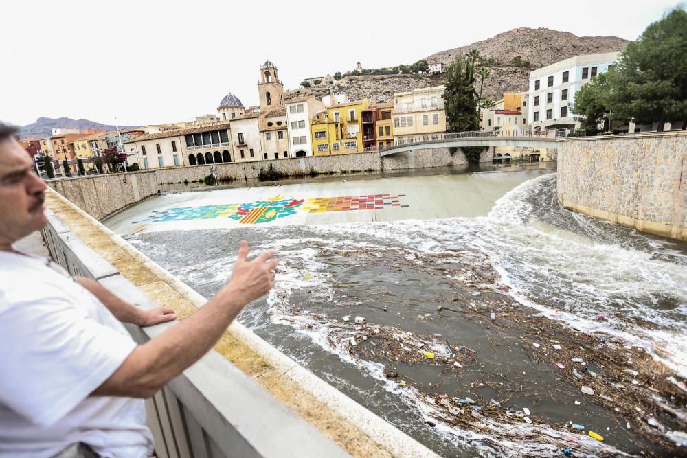 La CHS investiga la aparición de espuma en superficie a lo largo del cauce del Segura en toda la comarca, tras las lluvias que se han registrado en los últimos días.