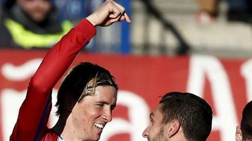 Torres agradece a Koke la asistencia en la jugada que significó el 2-0 ante el Granada. // Sergio Pérez