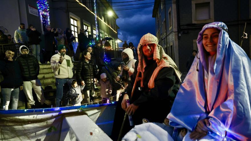 El Príncipe Aliatar dispara la ilusión en los barrios de Gijón (en imágenes)