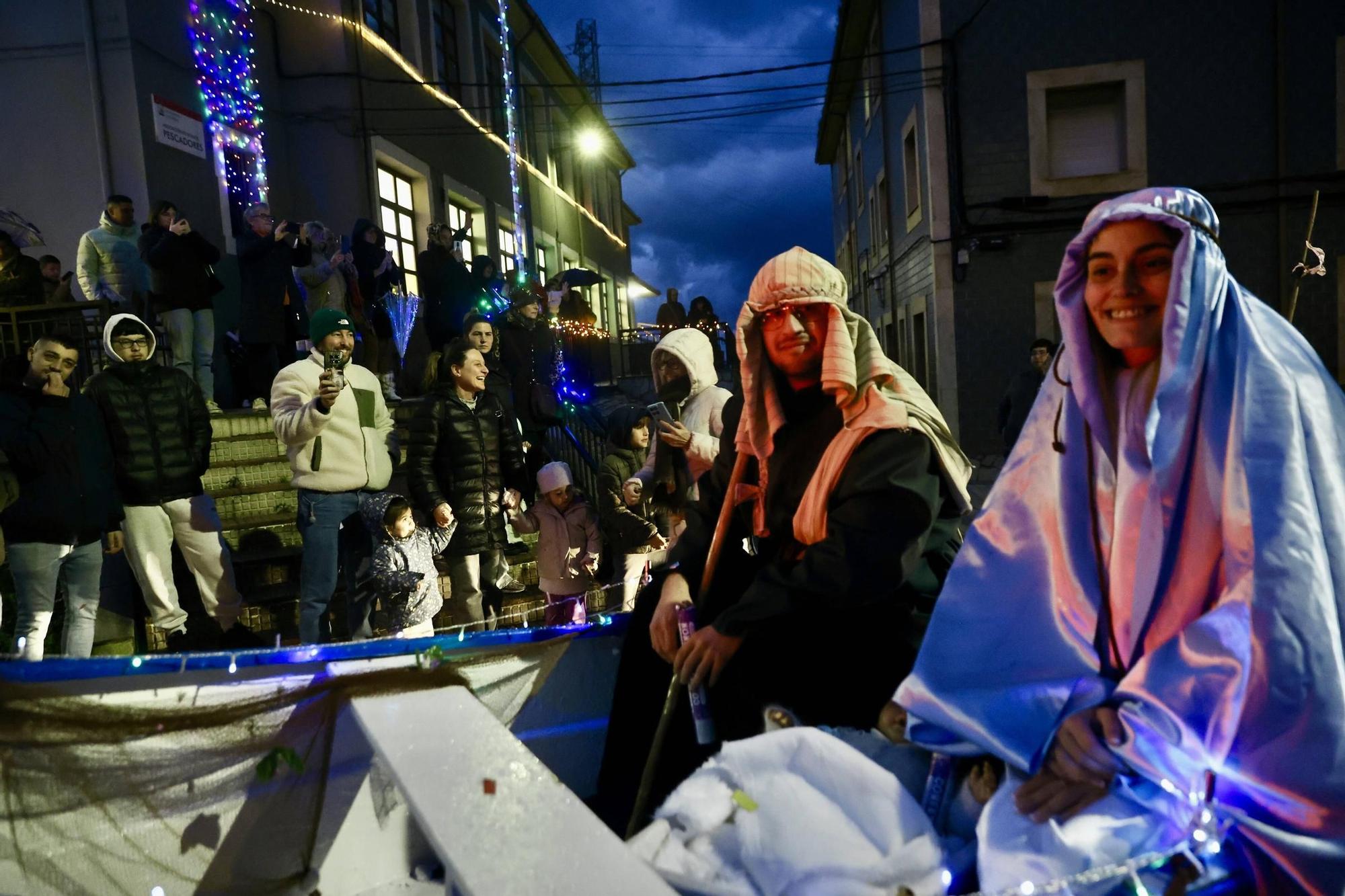 El Príncipe Aliatar dispara la ilusión en los barrios de Gijón (en imágenes)