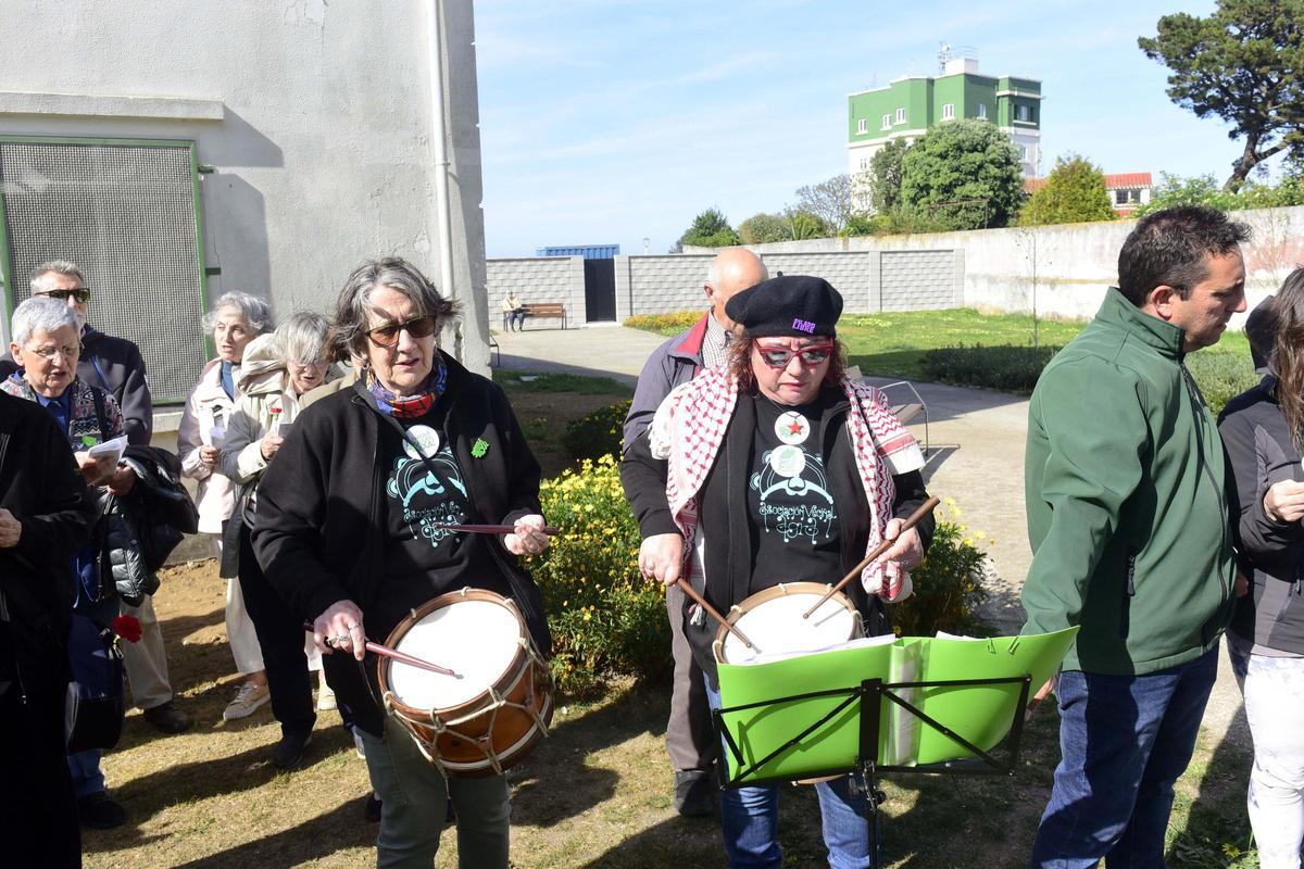 La manifestación, con un centenar de asistentes, contó con música y claveles conmemorando la revolución del 25 de abril en Portugal