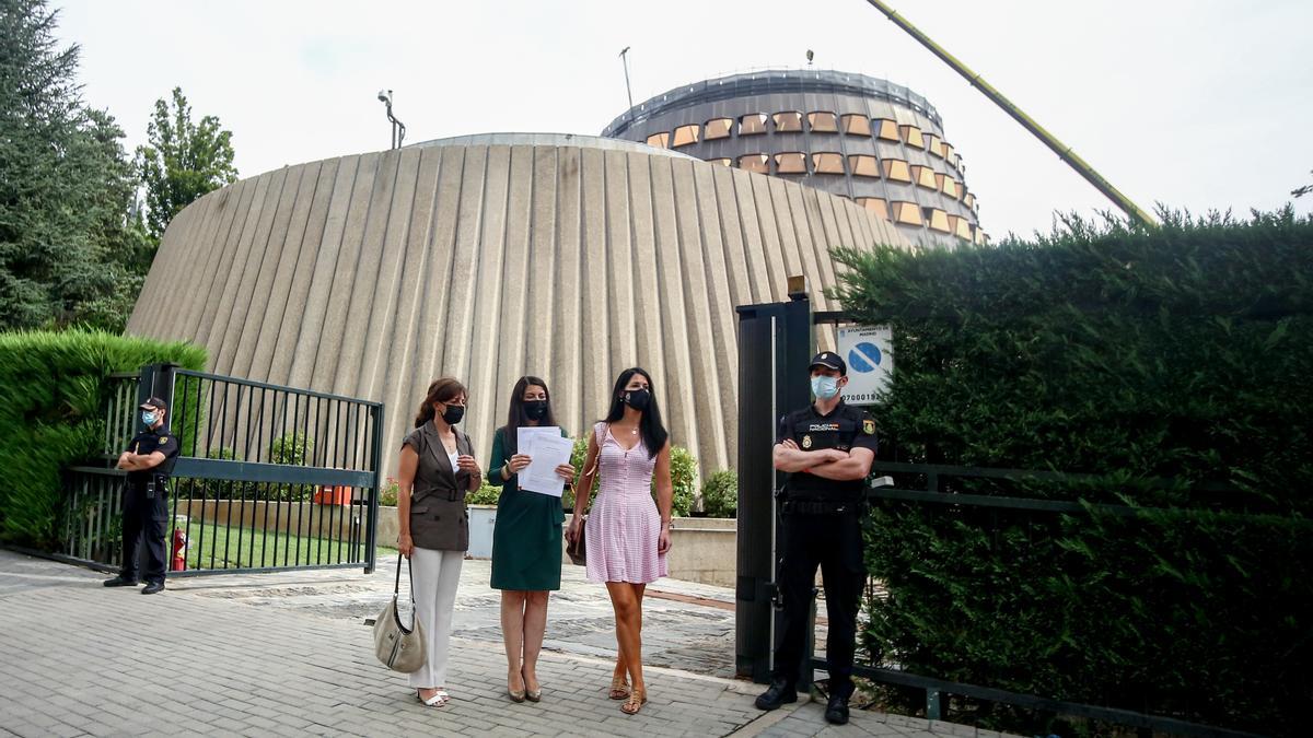 La vicesecretaria jurídica nacional de Vox, Marta Castro; la secretaria general de Vox, Macarena Olona, y la portavoz adjunta de Vox en la Comisión de Igualdad del Congreso, Carla Toscano, ante el TC.