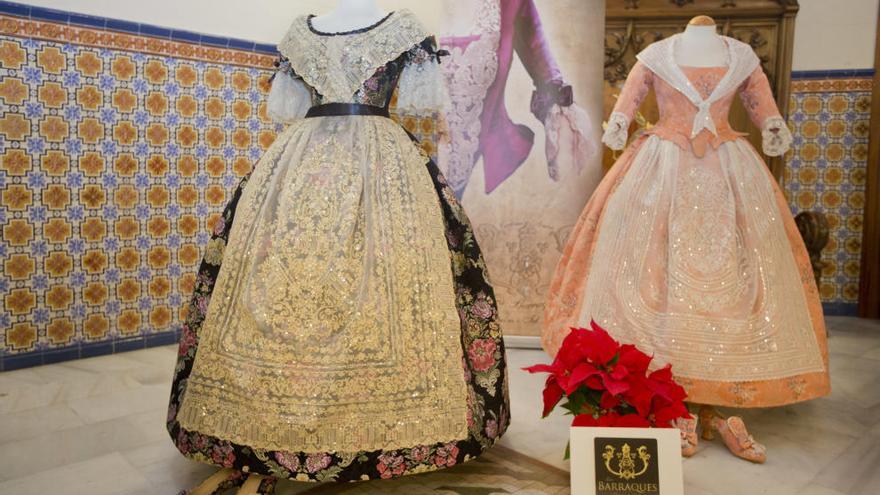 Las Fallas reivindican que la seda está viva en la indumentaria valenciana