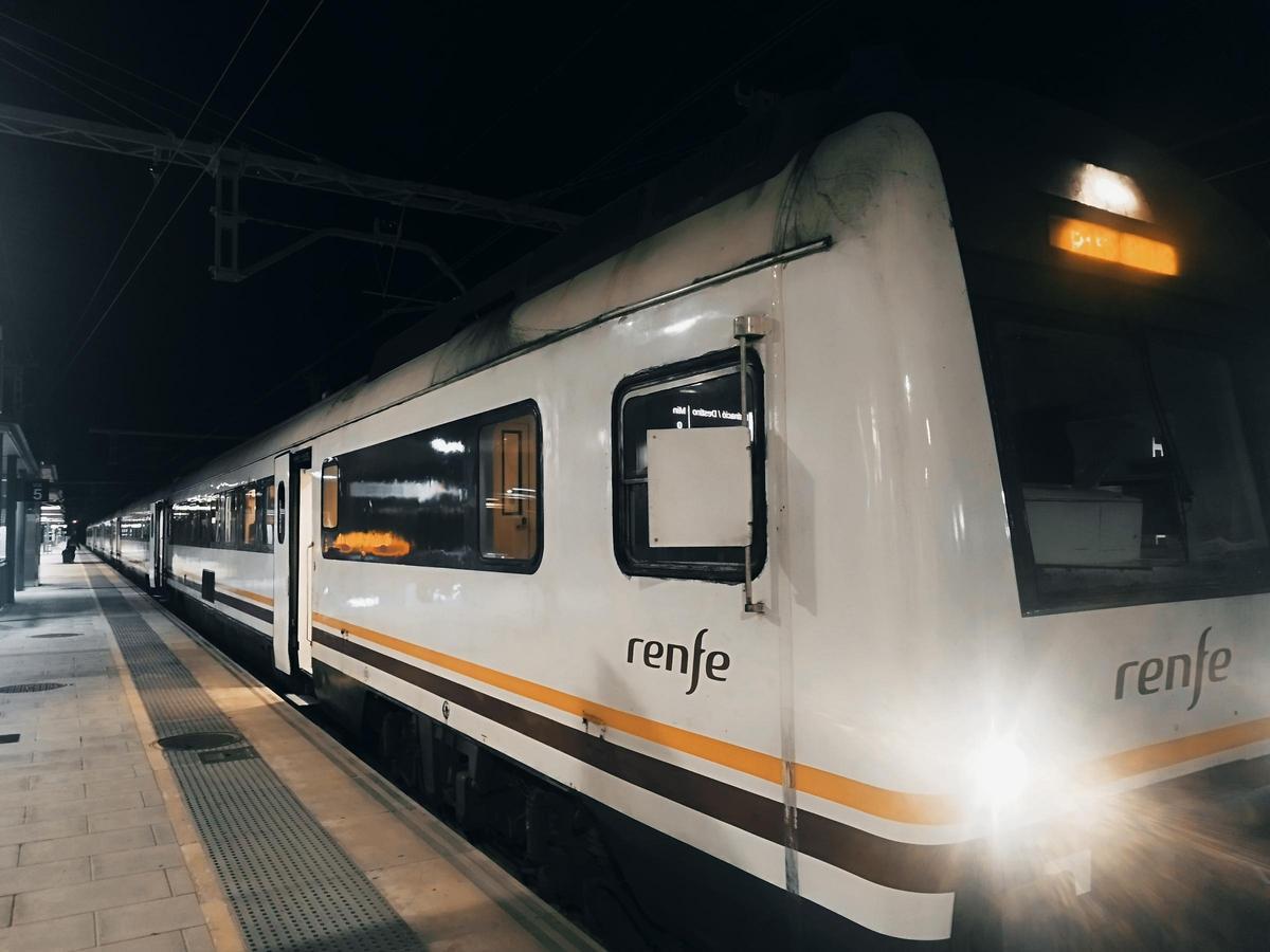 El tren de la R15, parado en Sant Vicenç de Calders.