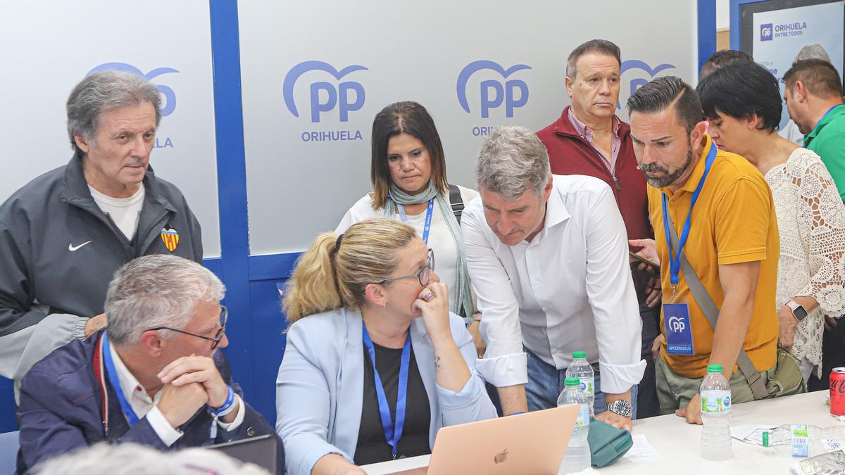 Pepe Vegara, con su equipo en la sede del PP de Orihuela