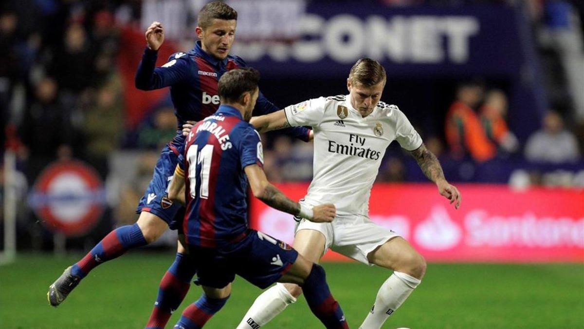 Kroos lucha un balón con Morales en el Levante-Madrid