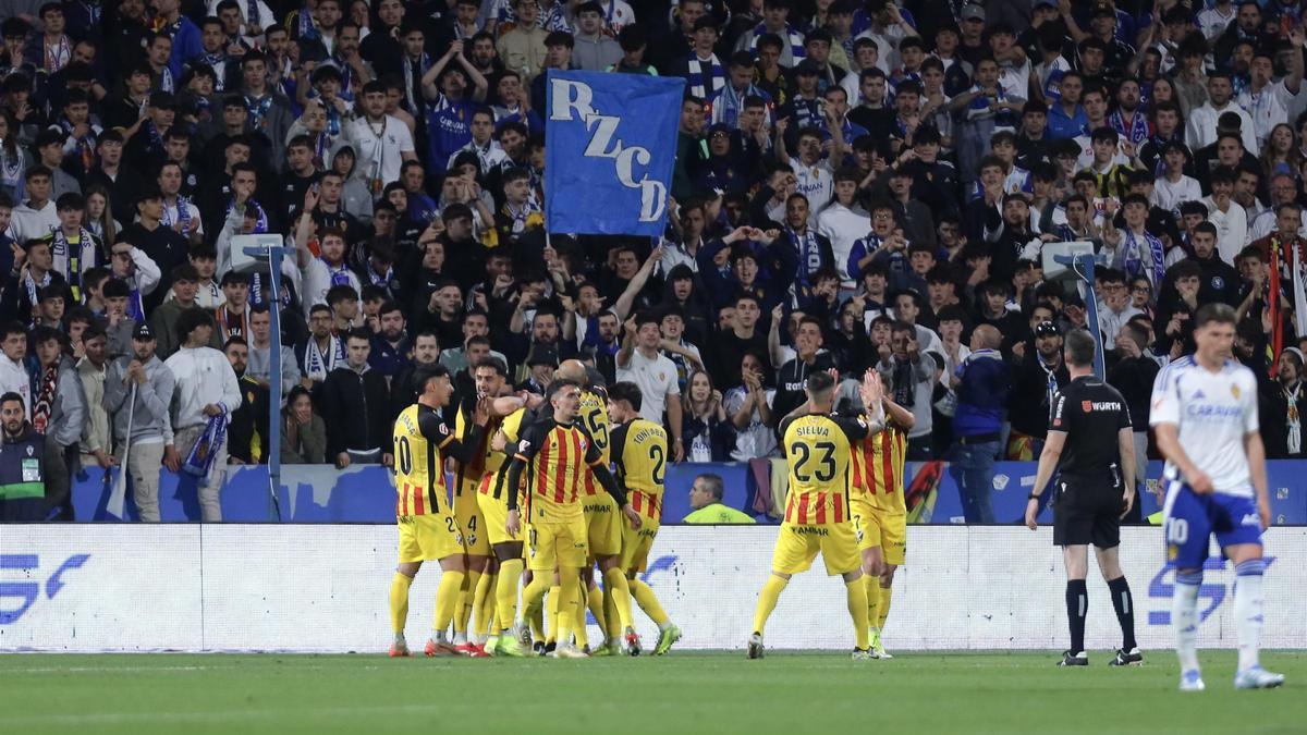 Sielva y Valentín chocan las manos junto al resto de sus compañeros para celebrar el gol de Kortajarena.