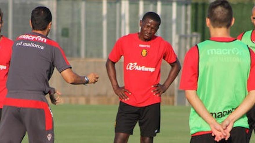 Oltra da instrucciones a Mauricio Cuero en un entrenamiento del Mallorca, en 2013.