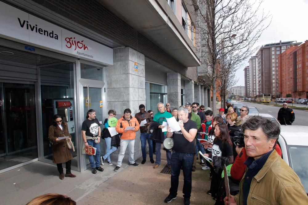 Concentración ante la oficina de vivienda de Gijón de la plataforma antidesahucios